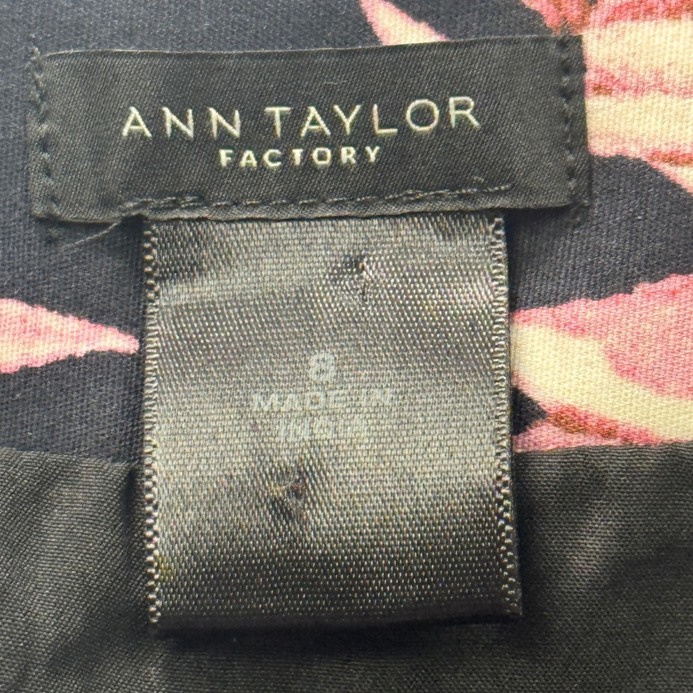 Ann Taylor Factory Floral Pencil Skirt Navy Pink Chrysanthemum Size 8 536-A28256 - Picture 4 of 10